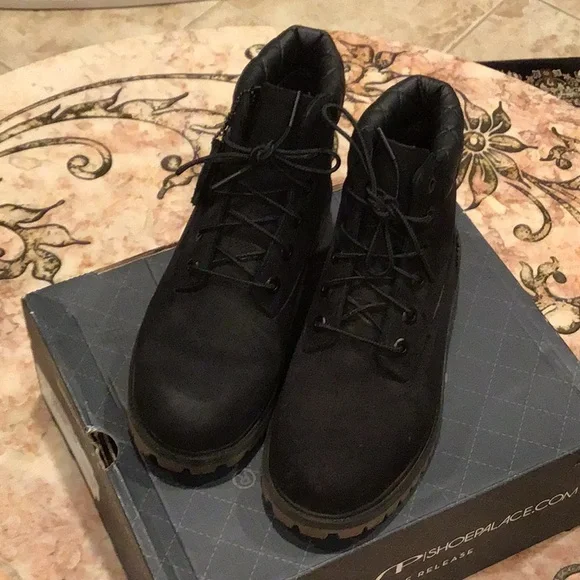 Timberland Juniors 6” Quilt Collar Black Nubuck With Tan/Black Bottoms Size 5.5